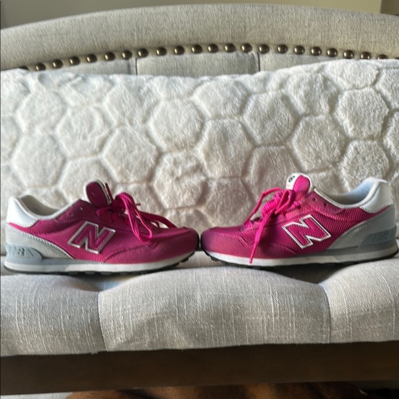 New Balance Pink and Cream Sneakers Retro Style - Picture 2 of 4